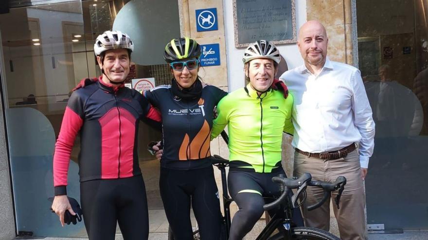 Pedro Delgado, segundo por la derecha, junto a Ángel Lois y Dori Ruano, y otro ciclista, en el Balneario de Ledesma.