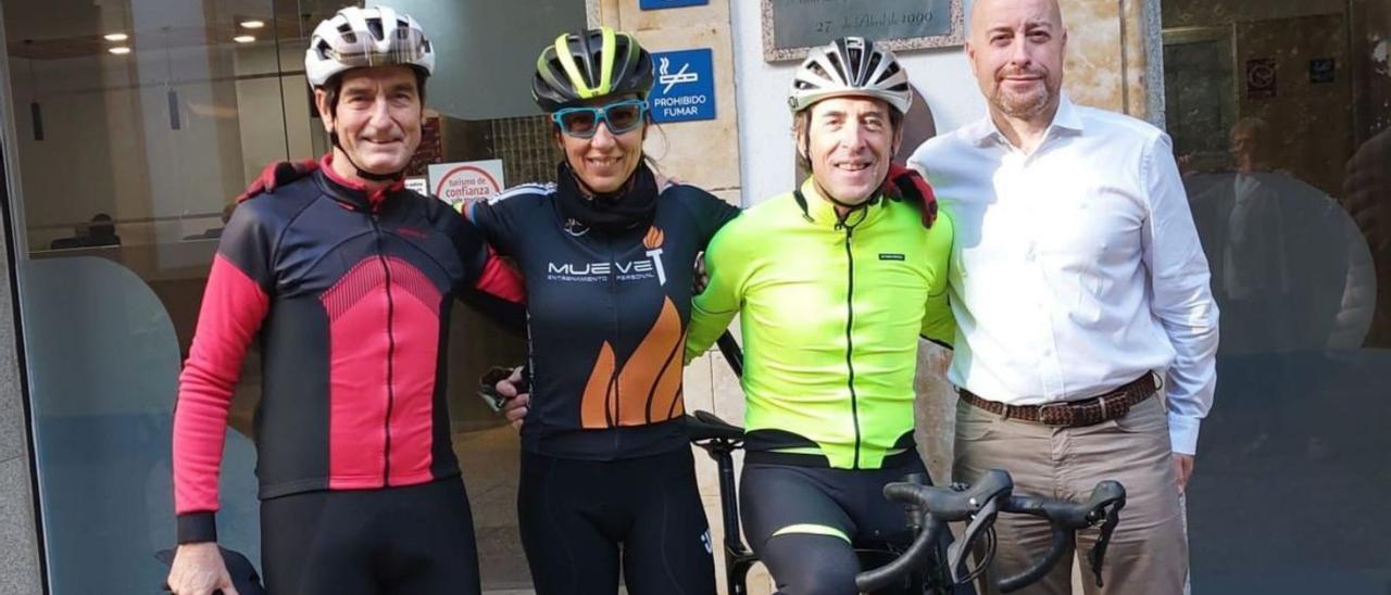 Pedro Delgado, segundo por la derecha, junto a Ángel Lois y Dori Ruano, y otro ciclista, en el Balneario de Ledesma.