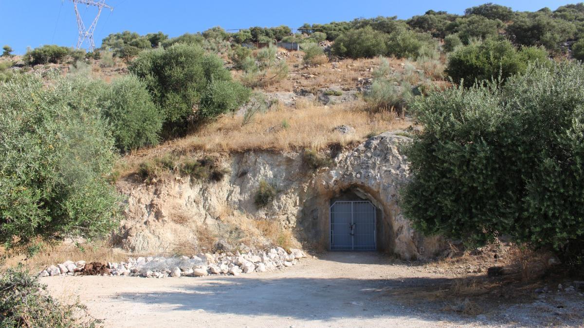 Acceso al yacimiento de la Cueva del Ángel.