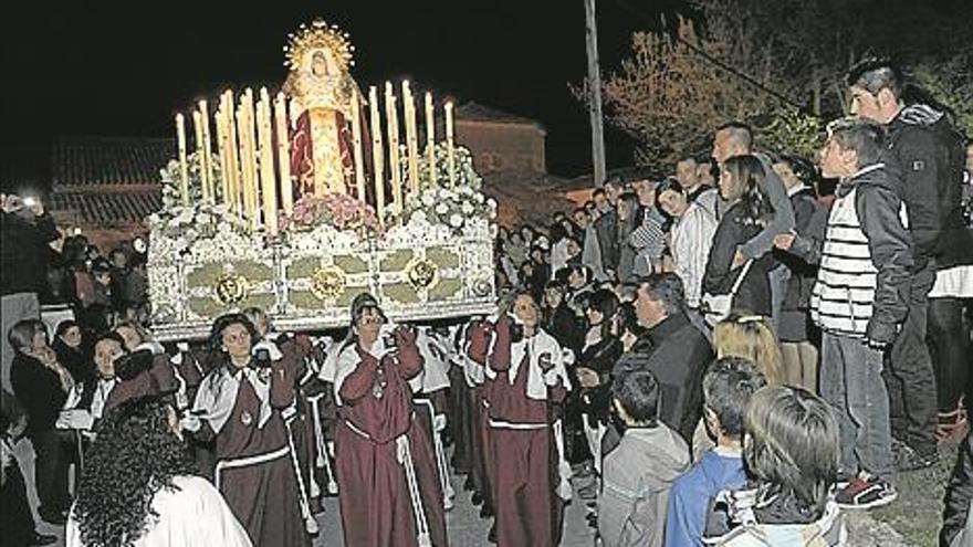 La Cofradía del Humilladero estrena diadema y mantilla para su Virgen