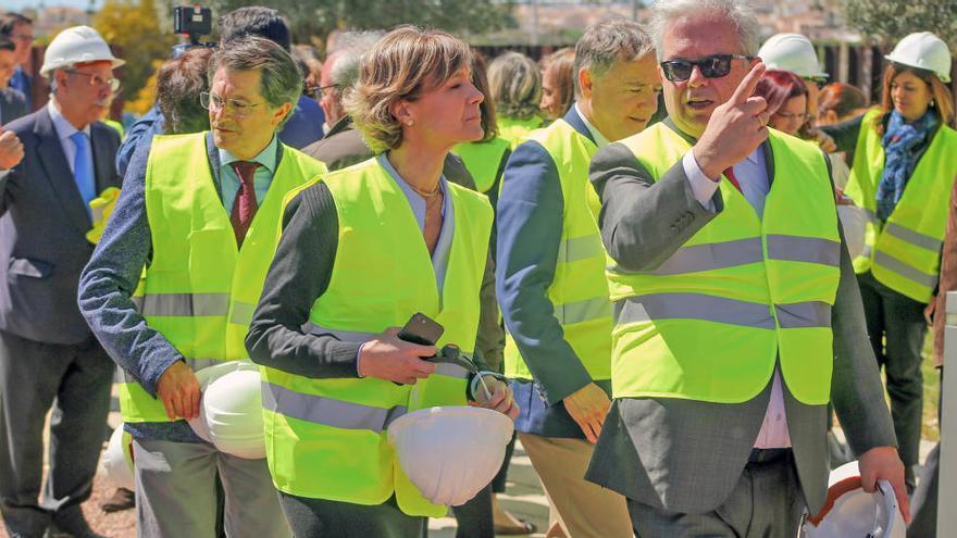 La ministra Isabel García Tejerina, ayer durante su visita a la desaladora de Torrevieja