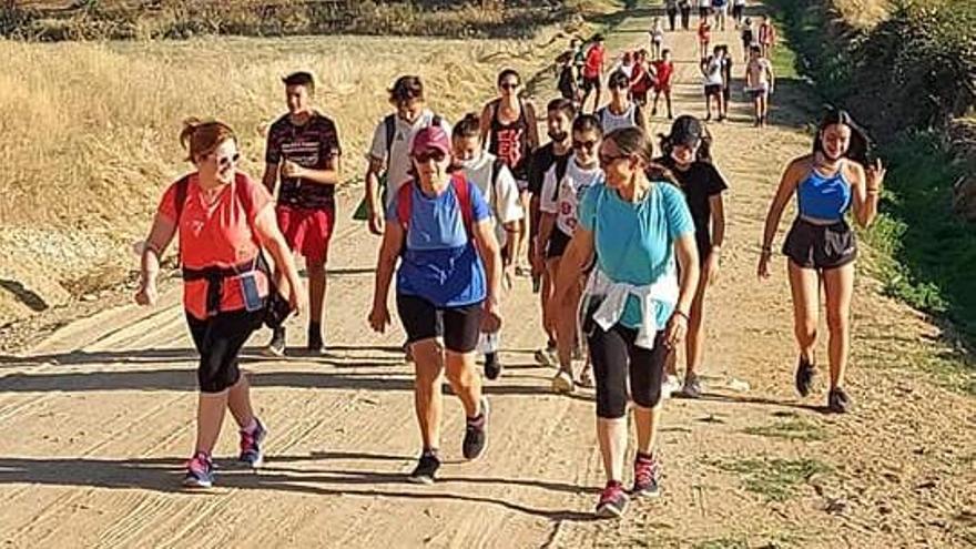 Participantes en la caminata desde Fuentespreadas