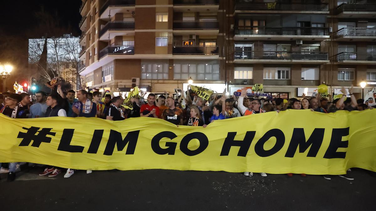 Manifestación de la afición del Valencia contra Peter Lim