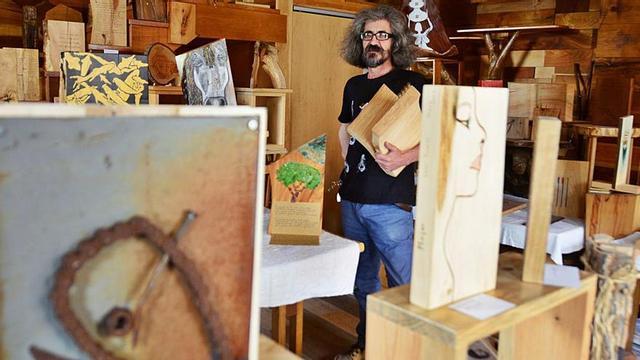 Agustín Bastón, na exposición  
“Biblioteca das Madeiras do 
Mundo”.   | // G. N