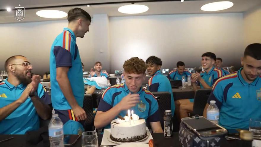La selección española celebró los cumpleaños de Víctor Muñoz y Lamine Yamal
