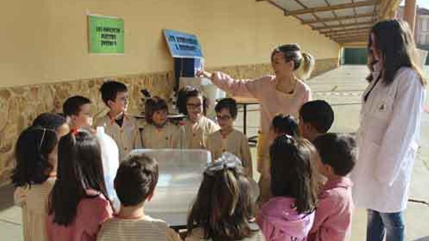 Alumnos de Infantil realizando experimentos con el agua.