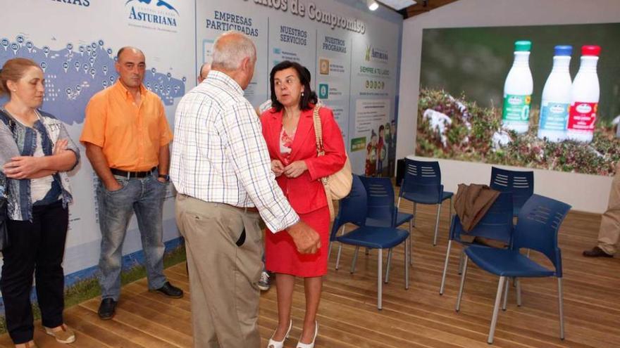 María Jesús Álvarez, en el centro de la imagen, durante su visita al stand de Clas.