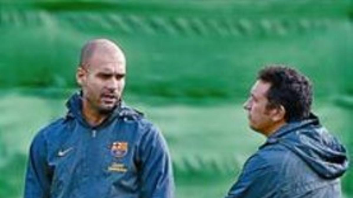 Charla 8 Guardiola conversa ayer con Eusebio, técnico del filial.