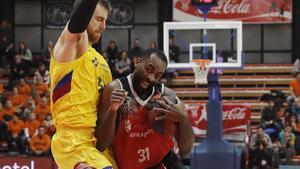 El azulgrana Claver frena la entrada a canasta de Eyenga en el partido