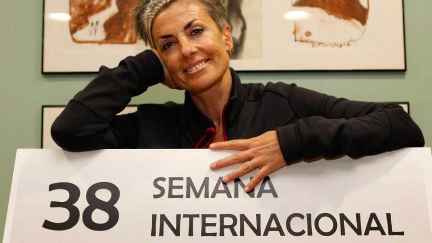 María Climent, ante el cartel de la Semana.