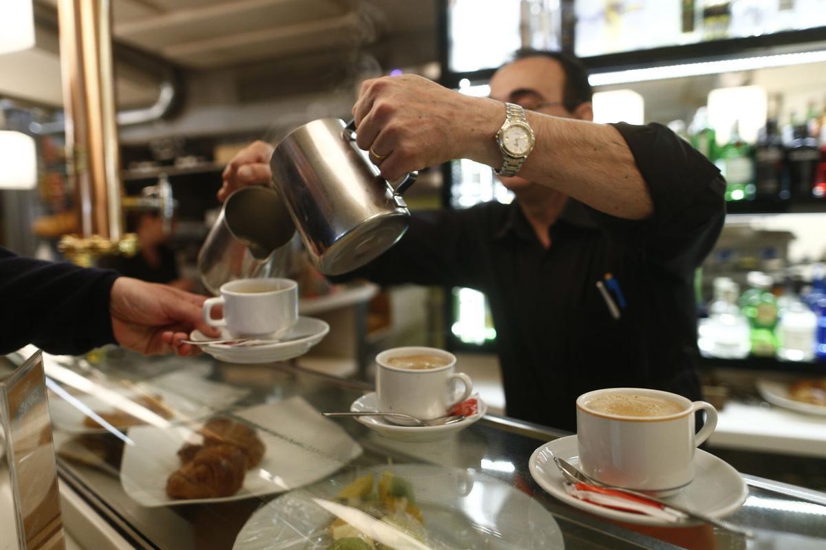 18/06/2015 trabajador, trabajando, camarero, bar, autónomo, consumo, cafetería, café, precios, IPC, empleo, paro, parados, hostelería, desayuno EUROPA ESPAÑA EMPRESAS ECONOMIA SOCIEDAD