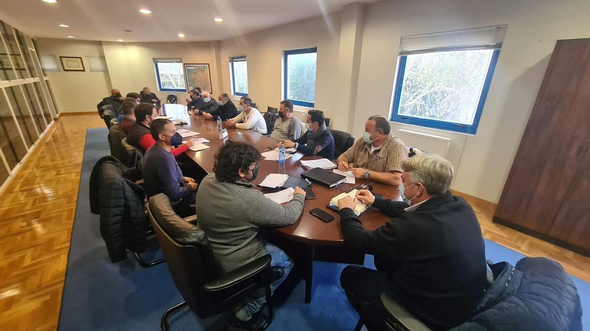 Ricardo Dios, en la cabecera de la mesa, y otros dirigentes del sector reunidos parar abordar la "guerra de la mejilla".