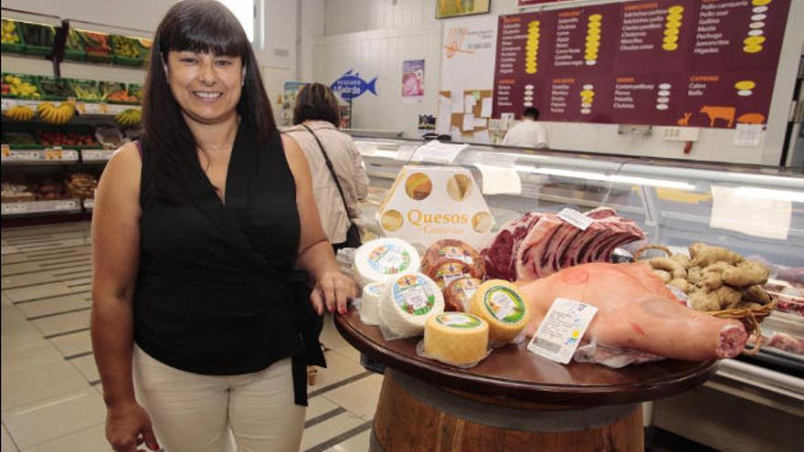 María Candelaria Rodríguez en la tienda de la Cooperativa.