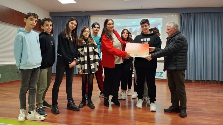 Alumnos del IES Losada Diéguez recaudan 200 euros para ayudar a Cruz Roja Estrada