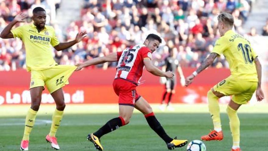 Juanpe lluita una pilota entre Bakambu i Samu Castillejo en el partit contra el Vila-real.