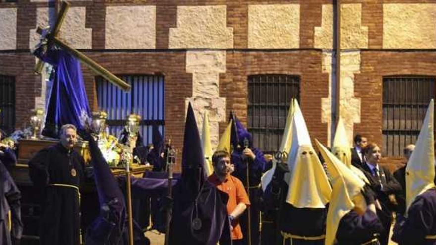 Hermanos de la Vera Cruz durante el rezo previo a la procesión.