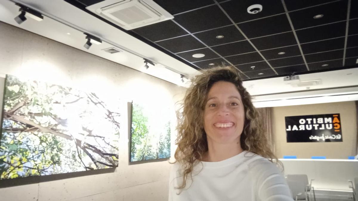 La pintora, ante sus obras.