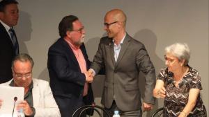 El exalcalde Jordi Seguer con el actual alcalde Francesc Juzgado en 2019 