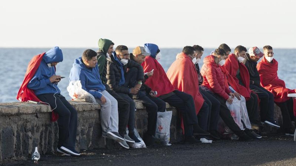 Grupo de migrantes rescatados por Salvamento Marítimo cerca de las costas de Lanzarote y trasladados al antiguo Muelle Comercial de Arrecife en una imagen de archivo.