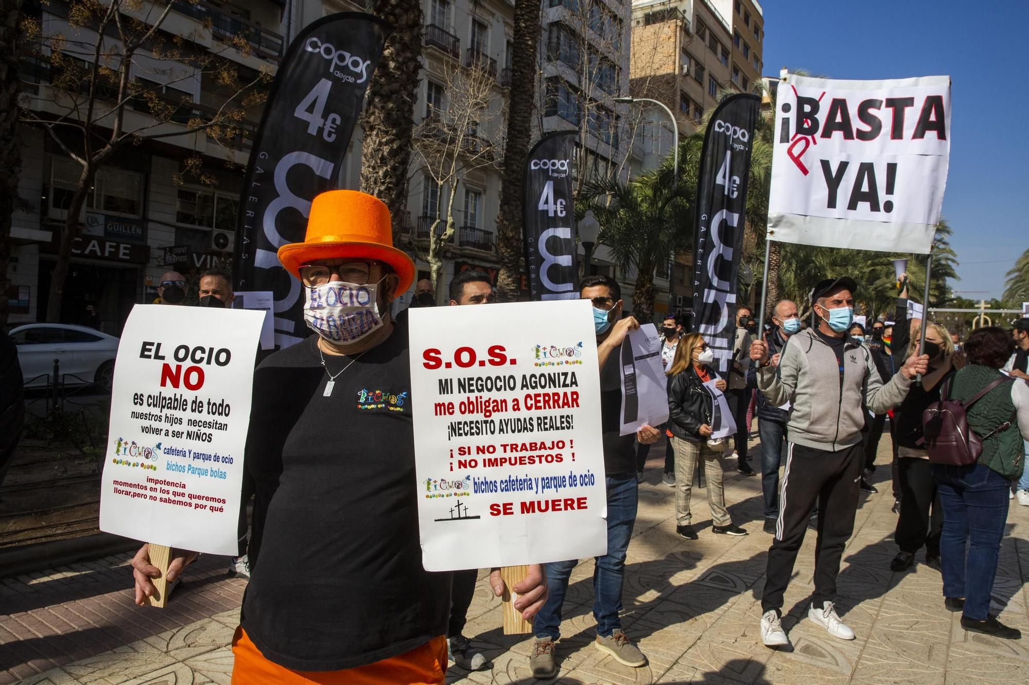 Cacerolada de la hostelería en Alicante con lanzamiento de facturas al Consell ante "la imposibilidad" de hacer frente a los pagos