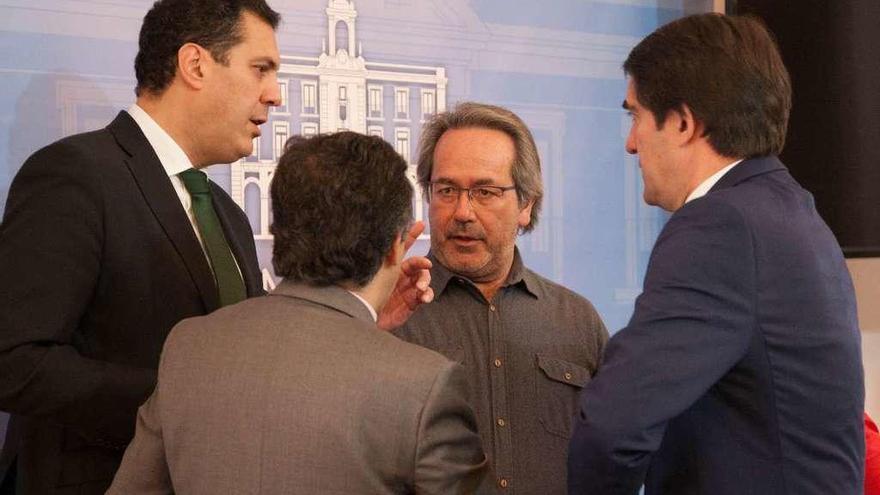 Juan Carlos Suárez-Quiñones y Francisco Guarido sellan el acuerdo, ayer en Zamora.