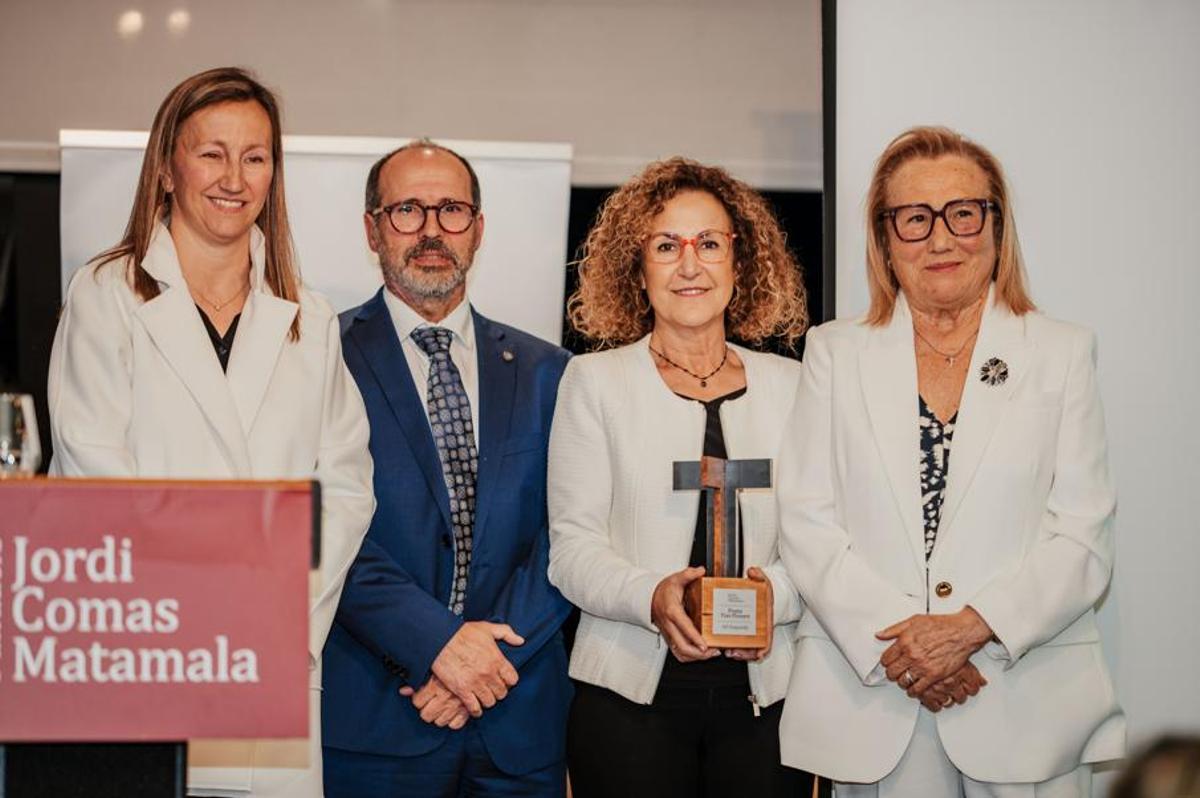 La presidenta de la DO Empordà, Carme Casacuberta, amb el Premi T 3 Pioners, lliurat durant el XIII Memorial Jordi Comas Matamala a Platja d’Aro