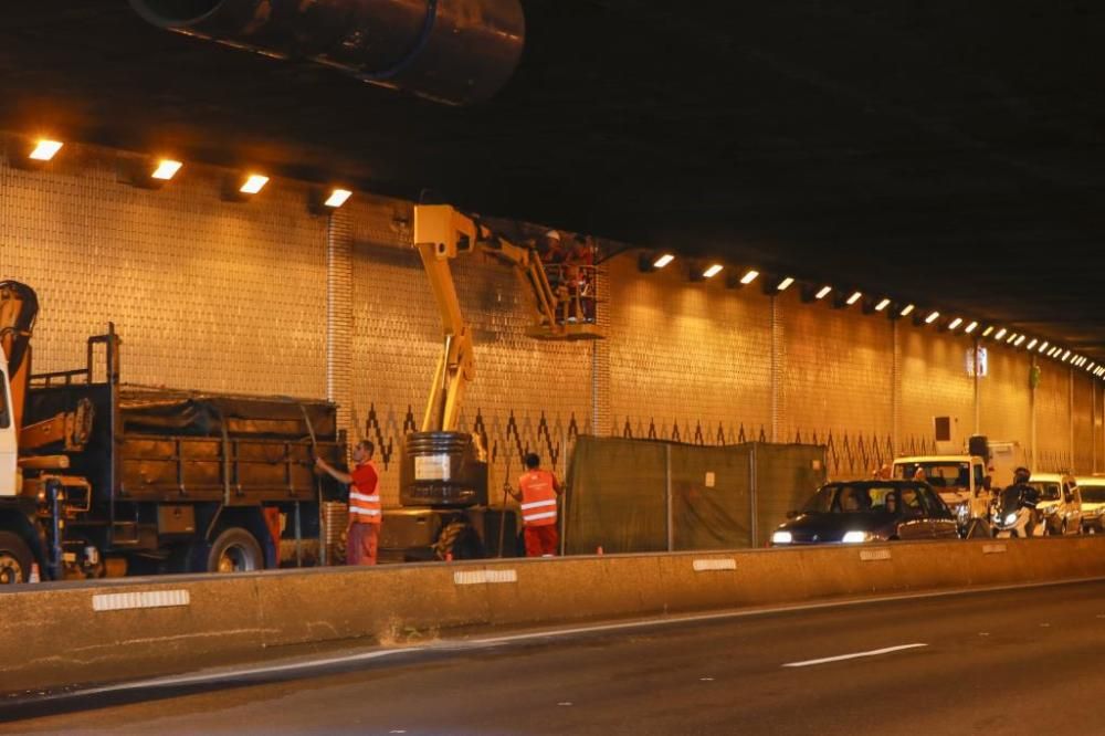 Un desprendimiento de azulejos corta una salida del túnel de Beiramar