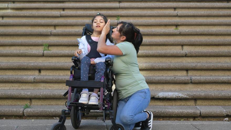 Nadia Pereyra, madre de una de las dos niñas gallegas diagnosticadas de Síndrome por Deficiencia en el CDKL5, en A Coruña: "Los pequeños avances de Antonella son grandes logros"