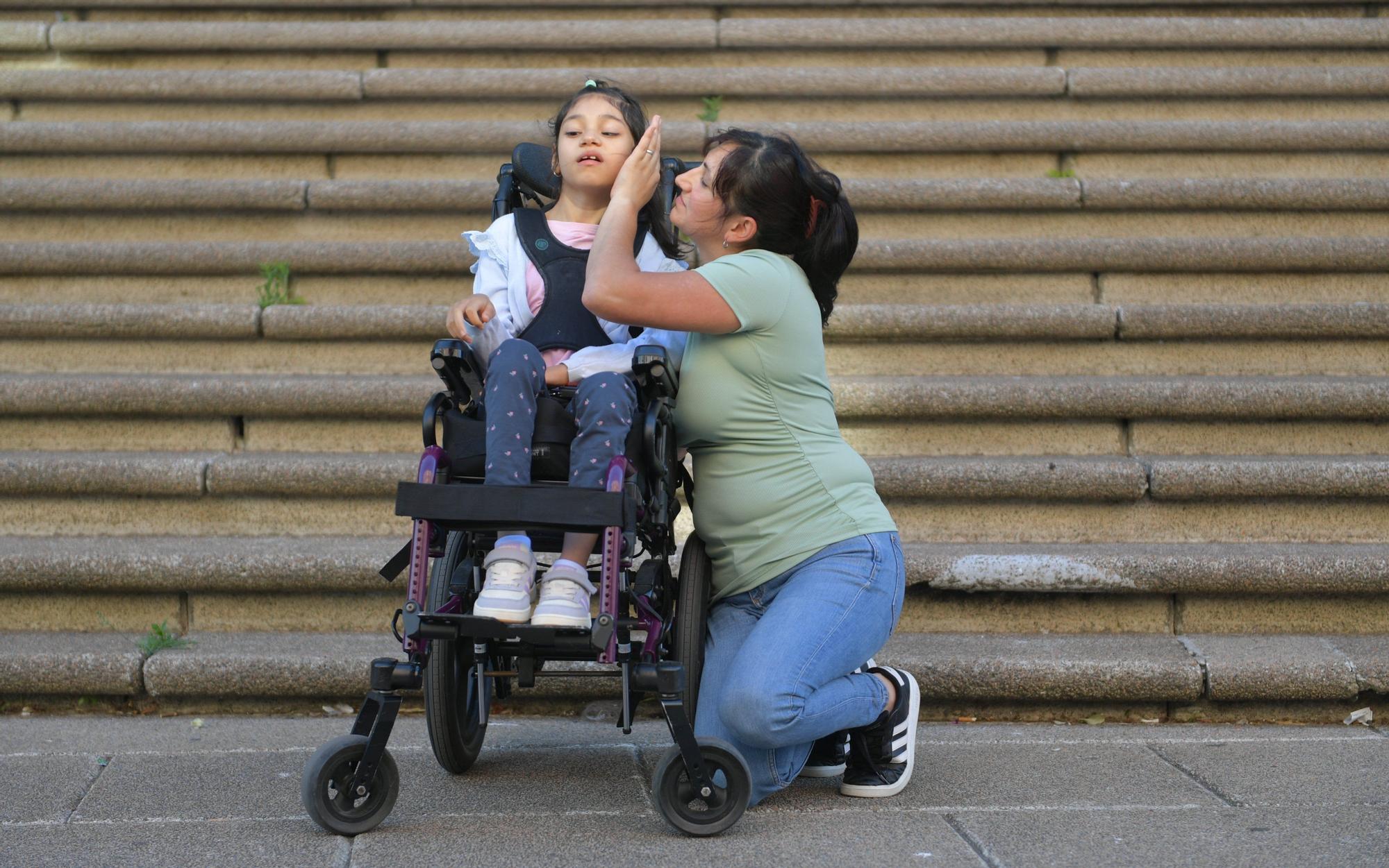 Nadia Pereyra y su hija Antonella, diagnosticada de Síndrome por Deficiencia en el gen CDKL5, junto al Palacio de la Ópera, en A Coruña.