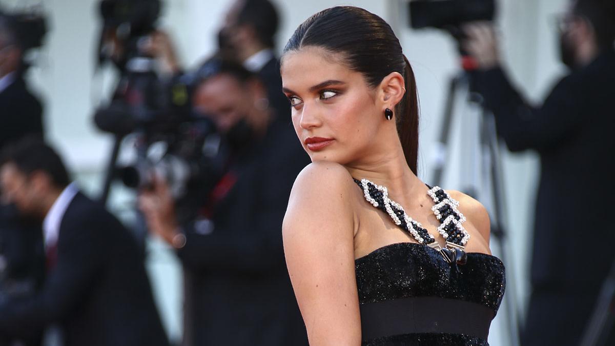 Sara Sampaio con coleta cola de caballo en la alfombra roja del Festival de Venecia