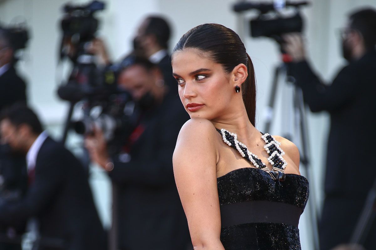 Sara Sampaio con coleta cola de caballo en la alfombra roja del Festival de Venecia