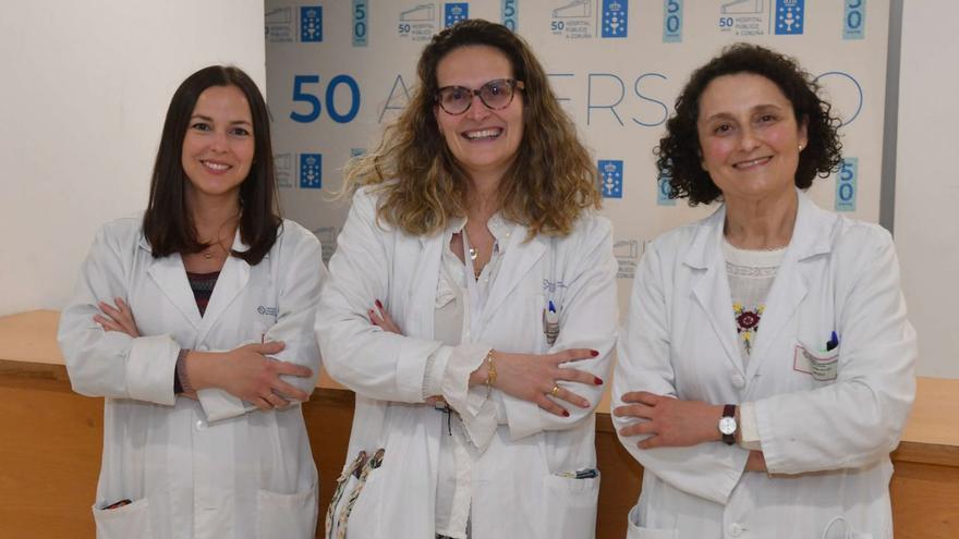 De izquierda a derecha, las doctoras Cayetana Barbeito (cardióloga), Rocío Lesta (oncóloga médica) y Ana Vale (hematóloga), ayer, en el Hospital Universitario de A Coruña (Chuac). | Iago López