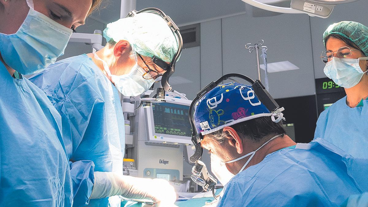 Los doctores Guillermo Til y Pedro Sarría son expertos en la aplicación de las técnicas quirúrgicas más avanzadas.