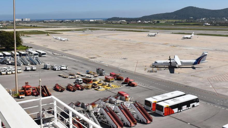 Aviones estacionados en la pista del aeropuerto ibicenco de es Codolar.