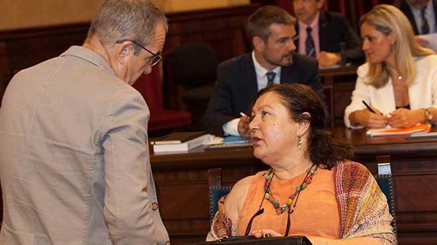 Yllanes conversa con De la Concha en el Parlament.