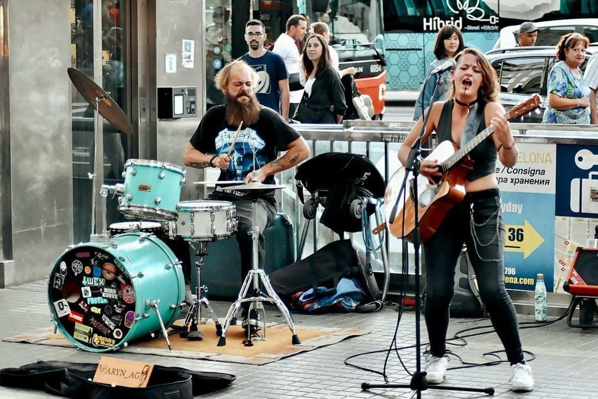 Silvester Nagy (batería) y Aryn (guitarra), ambos músicos sin licéncia tocando en la calle