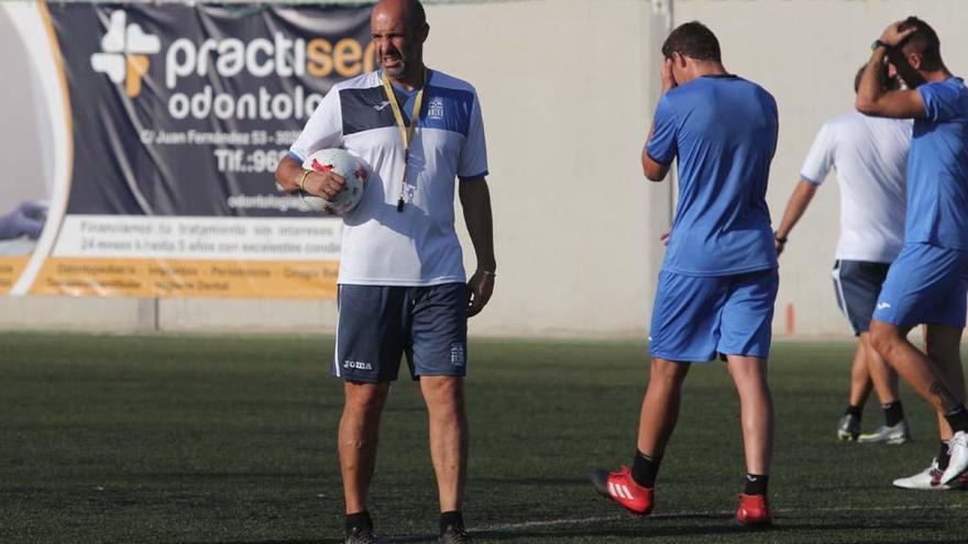 Monteagudo, el técnico del Cartagena, en un entrenamiento.