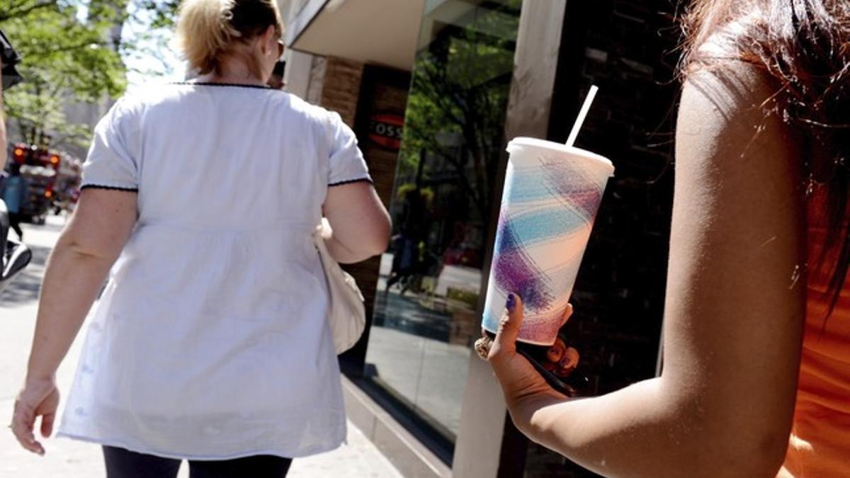 Una mujer sostiene un refresco de tamaño grande en una calle de Nueva York, el jueves.