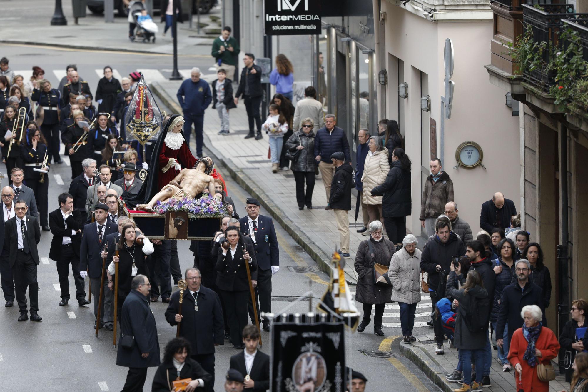 En imágenes: así fue el traslado de la Piedad en Gijón