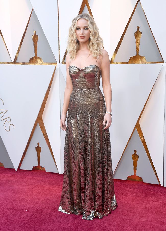 Jennifer Lawrence con look metalizado de Louis Vuitton en los Oscar 2018