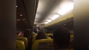 Després d’un retard de vuit hores, la tripulació d’un vol de Ryanair va dir al passatge: No volem morir.
