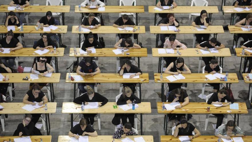 Opositores en un examen.