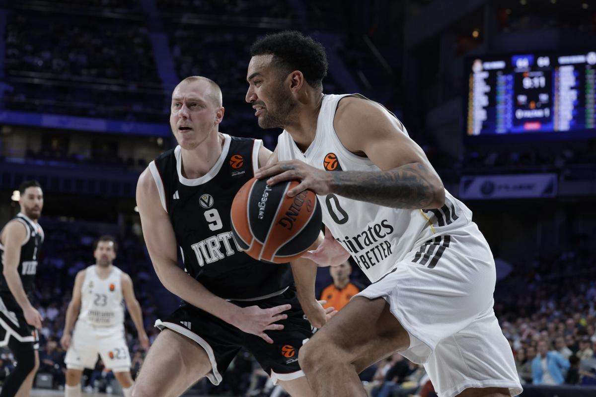 MADRID, 05/03/2026.- El alero canadiense del Real Madrid Trey Lyles (d) se escapa de Alen Smailagic, de la Virtus de Bolonia, durante el partido de la EuroLiga que Real Madrid y Virtus de Bolonia disputan este jueves en el Movistar Arena, en Madrid. EFE/Juanjo Martín