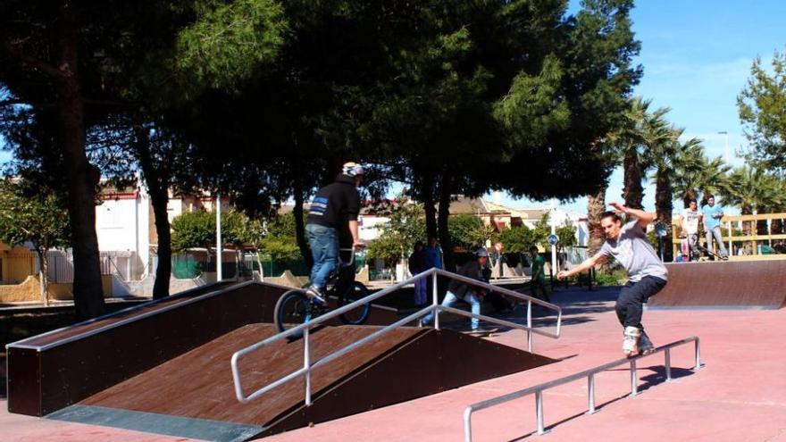 Patinadores profesionales inauguraron la pista.