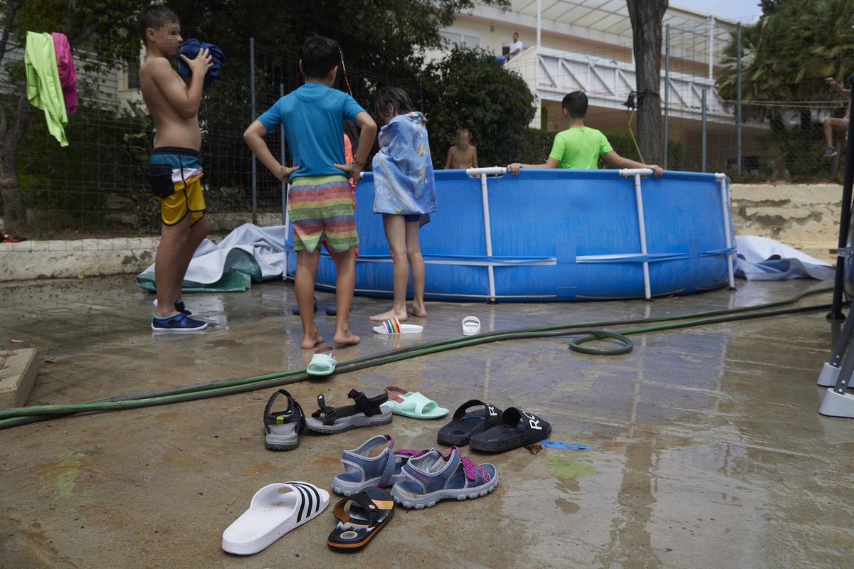 Piscina portátil en la escuela de vernao de un colegio.