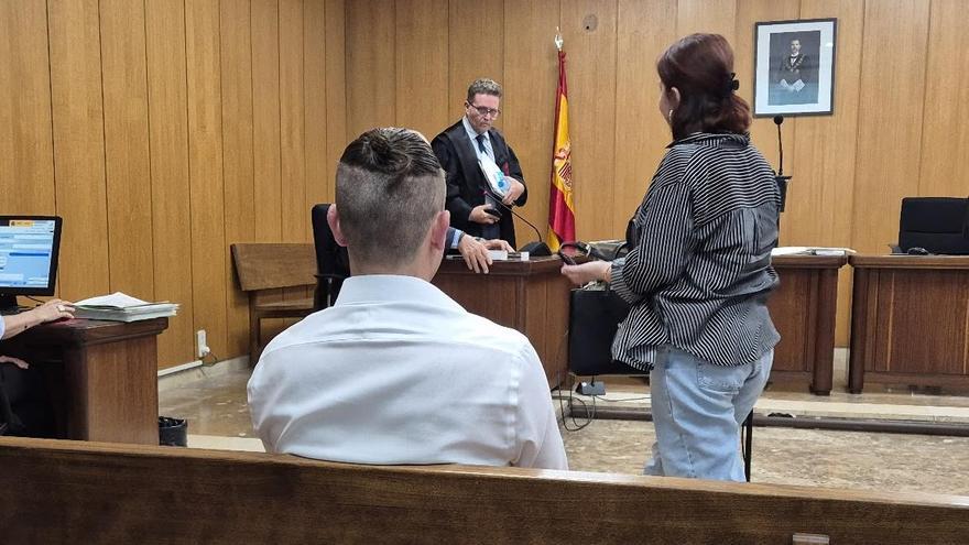 Los padres de la bebé, al término del juicio en Vía Alemania.