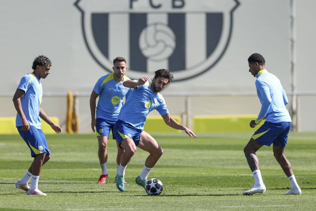 Rashford, a la derecha, en un rondo con Lamine Yamal, Eric y Ferran.