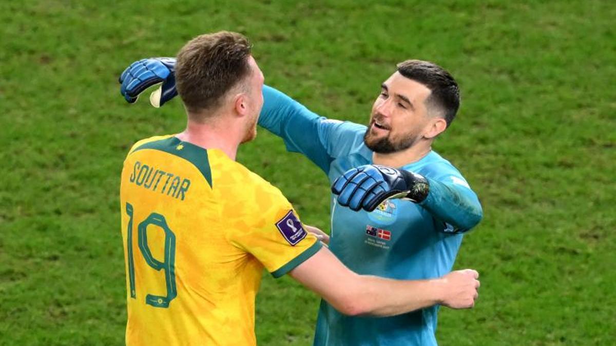 Harry Souttar, junto a Ryan durante un partido del Mundial de Qatar