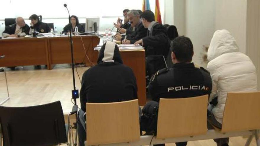 El hijo de la mujer acusada de matar a su marido implica a su madre en ...