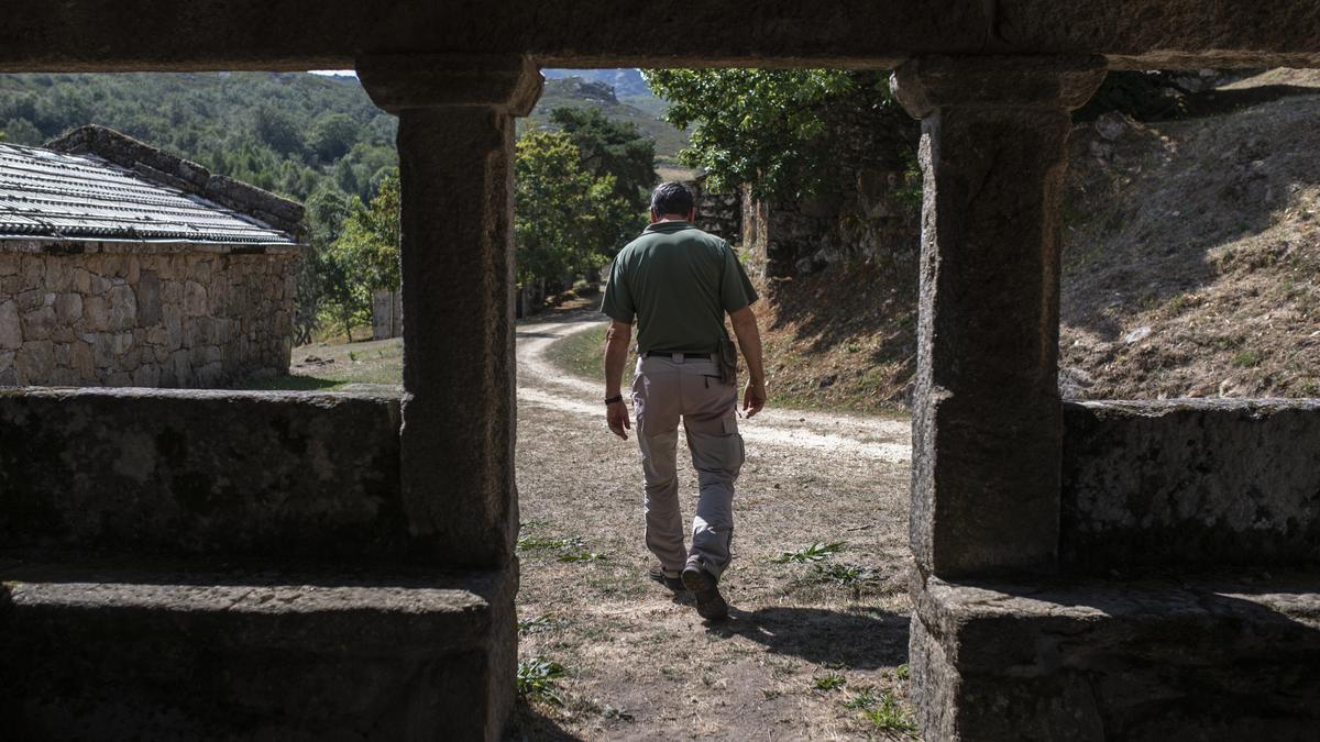 Una vista de la aldea, desde el interior de la capilla. // BRAIS LORENZO